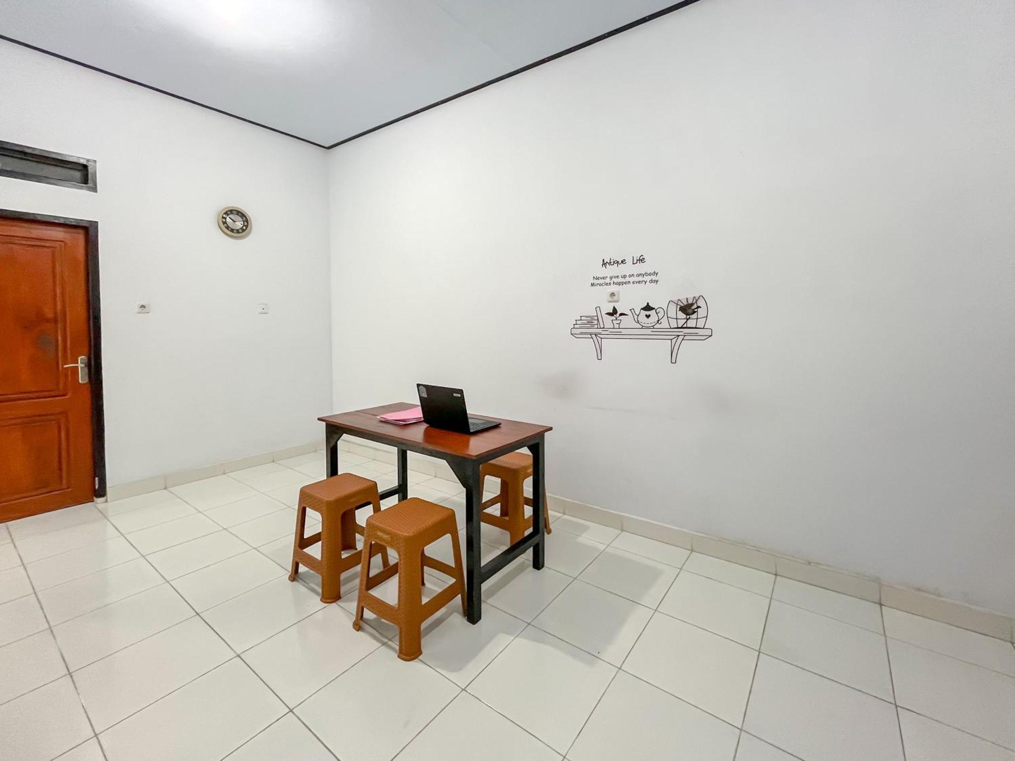 Reddoorz Syariah At Home Ampana Guest House Ampana Kota Ngoại thất bức ảnh